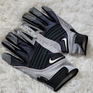 Nike Men's Black and Gray Sports Gloves